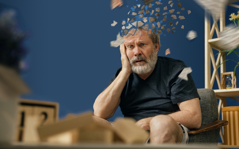 Alzheimer là một bệnh sa sút trí tuệ, không thể đảo nghịch thường gặp ở người trên 65 tuổi